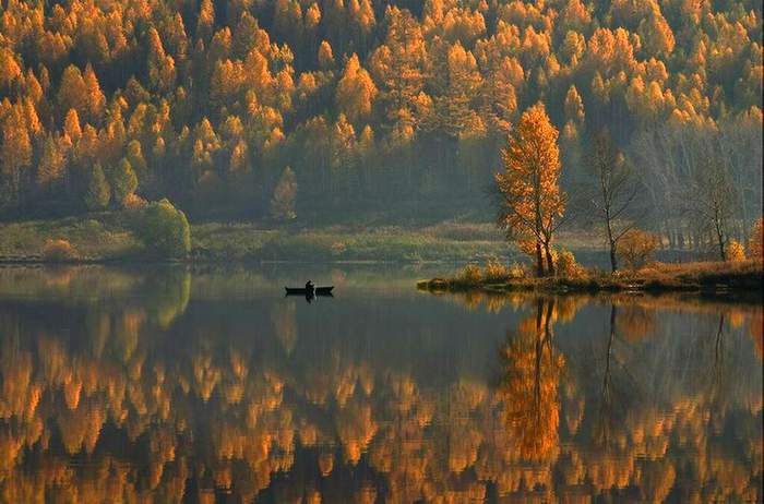 "Я в пути, и нет у меня никаких тревог и забот. Одинокая лодка моя, рассекая волну, плывёт..."