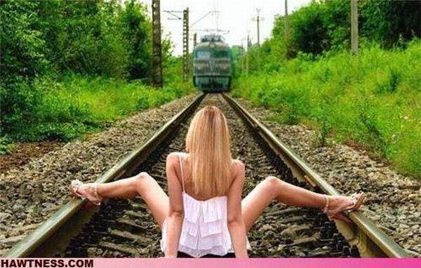 Дура, это паровоз, он не е-т, он давит!