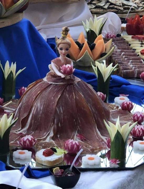 А я люблю мясную фею в виде фарша, ливерной колбасы и свиной головы!