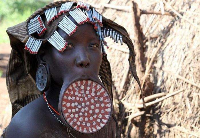 Длинные шеи в африке. Кольца на шее африканских женщин. Африканские кольца YF itz[. Шеи африканских женщин.
