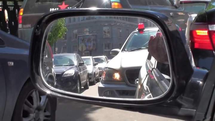Ну все, опаздает депутат на работу, а кому о России тогда думать???